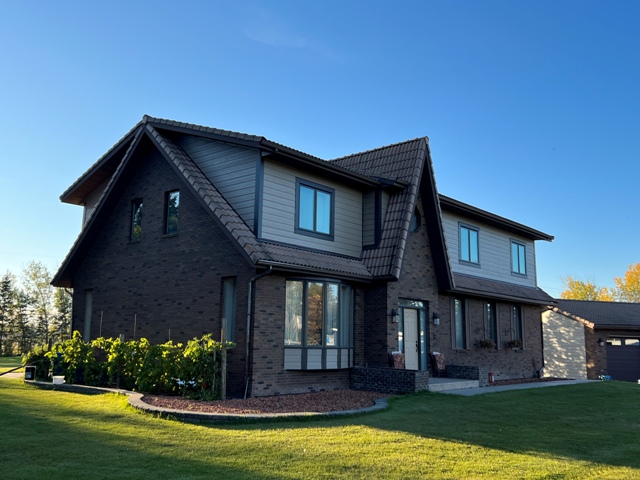 cs7 Custom Home with Siding